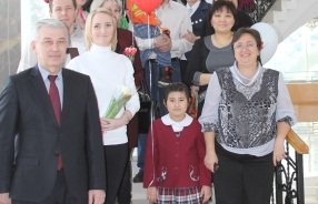 В Оренбургской области молодые семьи получили денежные сертификаты В Оренбургской области молодые семьи получили денежные сертификаты