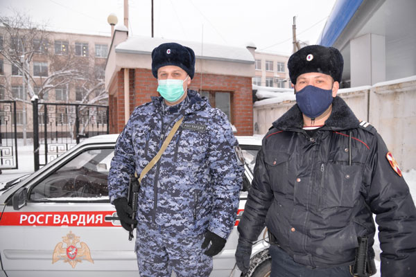 В Екатеринбурге сотрудники Росгвардии предотвратили возгорание жилого дома