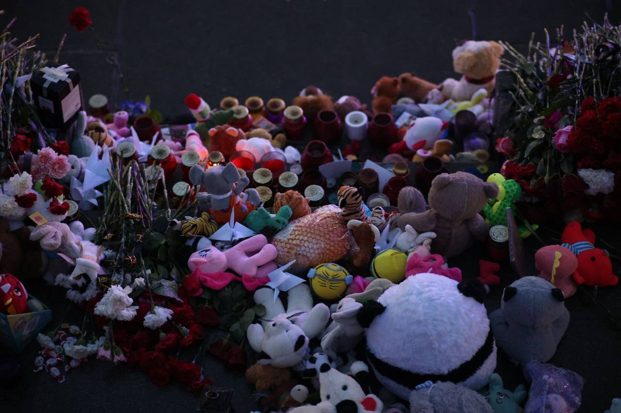 По просьбе мэрии. В Екатеринбурге стихийный мемориал перенесли с площади 1905 года к храму  | В Екатеринбурге перенесли стихийный мемориал жертвам теракта в «Крокусе» 