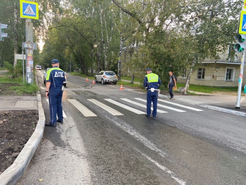 В Екатеринбурге сотрудники Госавтоинспекции устанавливают обстоятельства ДТП, в котором пострадал несовершеннолетний велосипедист