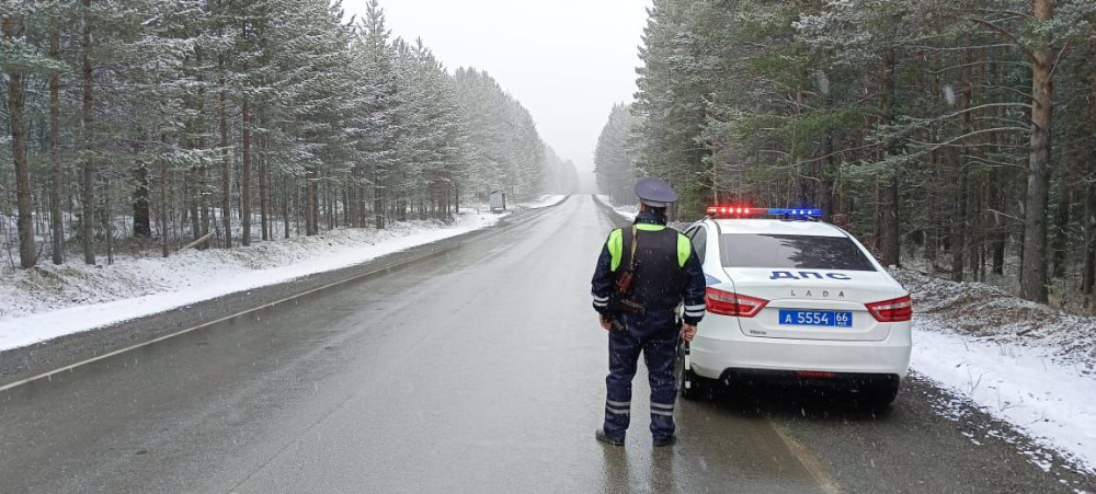 В Свердловской области снова выпал снег | ГИБДД предупредила уральцев из-за снегопадов В Свердловской области снова выпал снег | ГИБДД предупредила уральцев из-за снегопадов