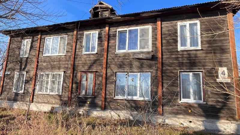 Первоуральцы жалуются на обрушения потолков в домах  | Жители Первоуральска жалуются на жизнь в ветхих домах 