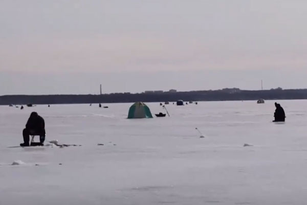 На Белоярском водохранилище 12 рыбаков откололись на огромной льдине. Их спасли сотрудники МЧС. Видео | На Урале 12 рыбаков откололись на огромной льдине