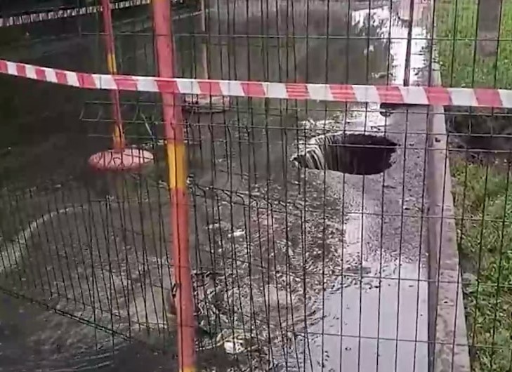 В Челябинске провалился асфальт | В Челябинске произошёл провал асфальта