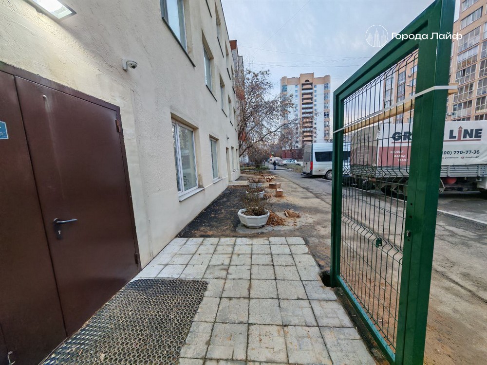 Калитка у Минфина в Екатеринбурге стала мемом | Калитка у Минфина в Екатеринбурге: как она стала мемом недели