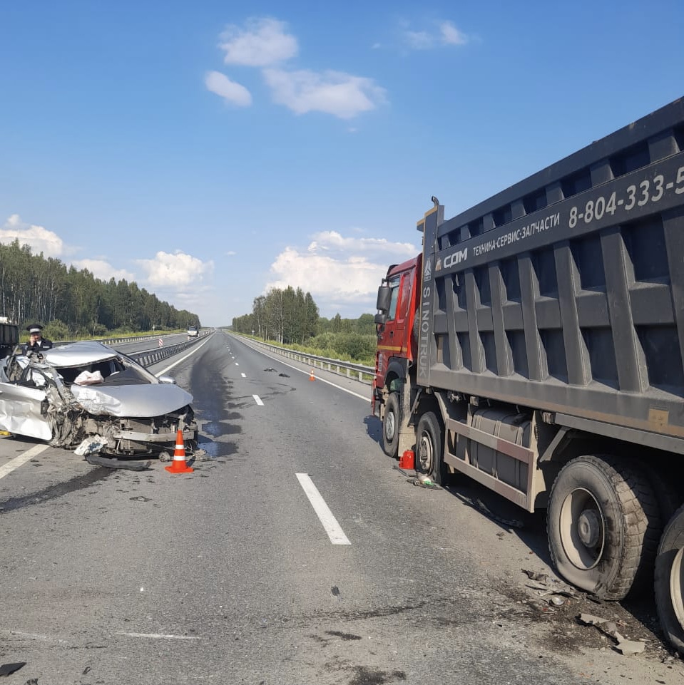 На Урале сотрудники ГИБДД разбираются в причинах смертельного ДТП На Урале сотрудники ГИБДД разбираются в причинах смертельного ДТП