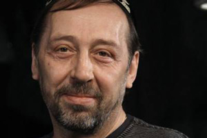 Пьяный Коляда уходит от ответственности за счет связей и он - он не бил, а обнимал полицейского