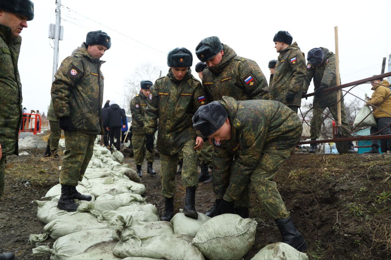 Свердловское МЧС поехало спасать Курганскую область от наводнения  | Спасатели Свердловской области спешат на выручку тонущему Зауралью 