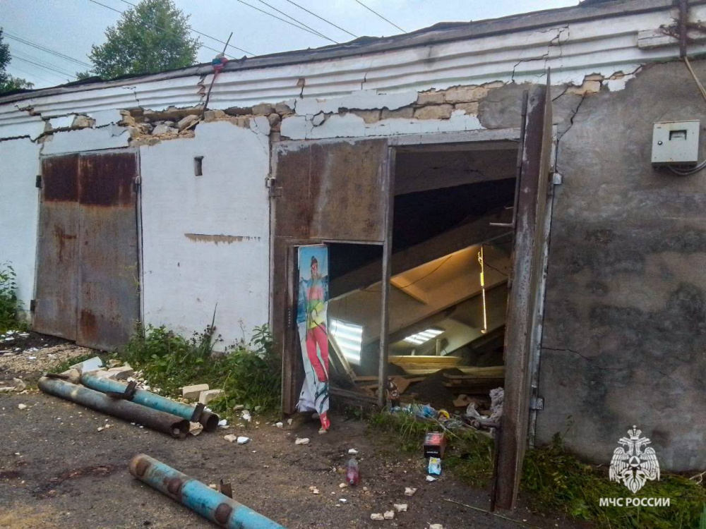 Рухнули перекрытия - в Прикамье в гараже погиб мужчина | В Пермском крае обрушился гараж, погиб мужчина