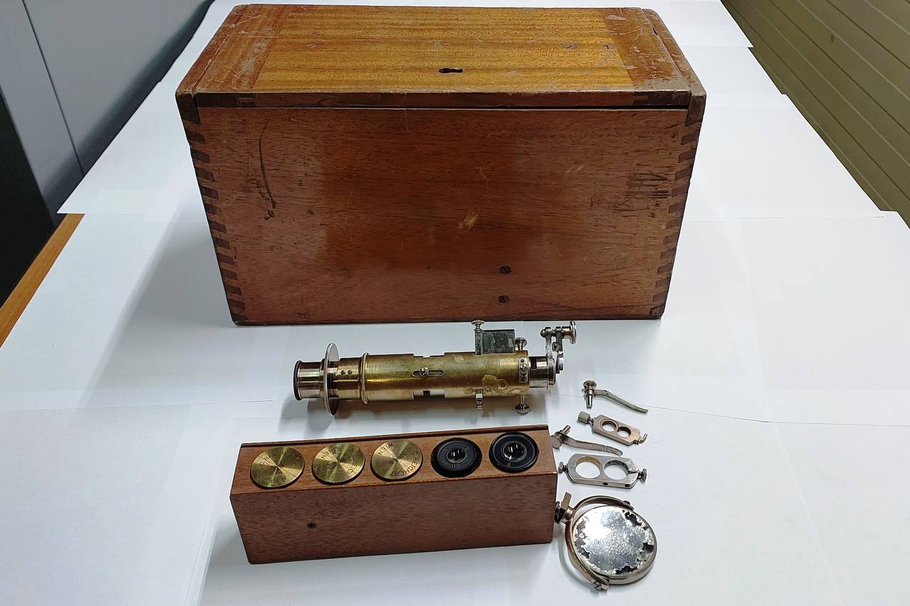 Кольцовские таможенники пресекли вывоз частей антикварного микроскопа в США