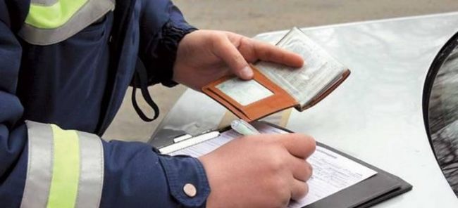 В Екатеринбурге водитель BMW едва не потерял автомобиль из-за более чем девяноста неоплаченных штрафов