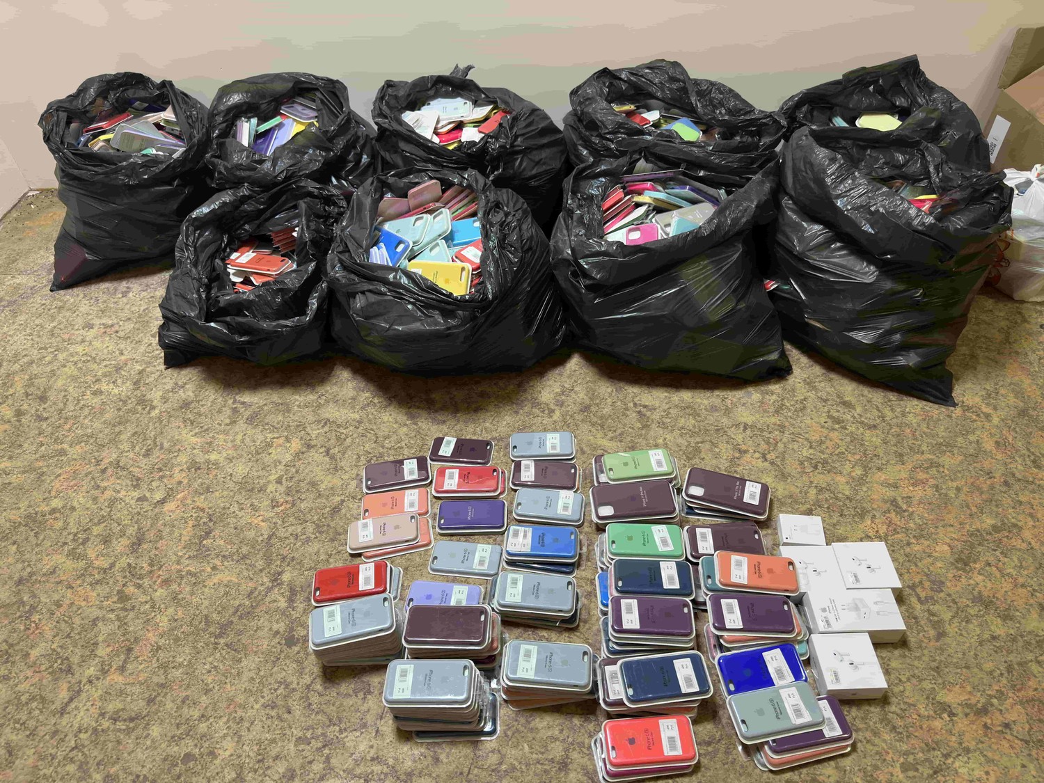 Таможенники в Тюмени раскрыли контрафактную партию аксессуаров «Apple» на сумму 25 миллионов рублей