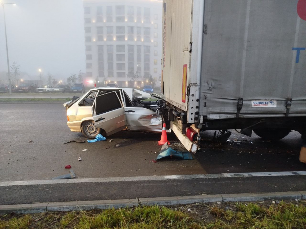 Тюменский подросток врезался в фуру, пострадали его юные подруги  | В Тюмени подросток устроил ДТП, пострадали две девочки 