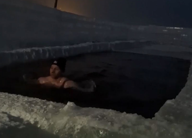 Екатеринбуржец «уральский морж» поздравил земляков с Крещением зимним заплывом | Житель Екатеринбурга совершил заплыв в проруби и поздравил с Крещением