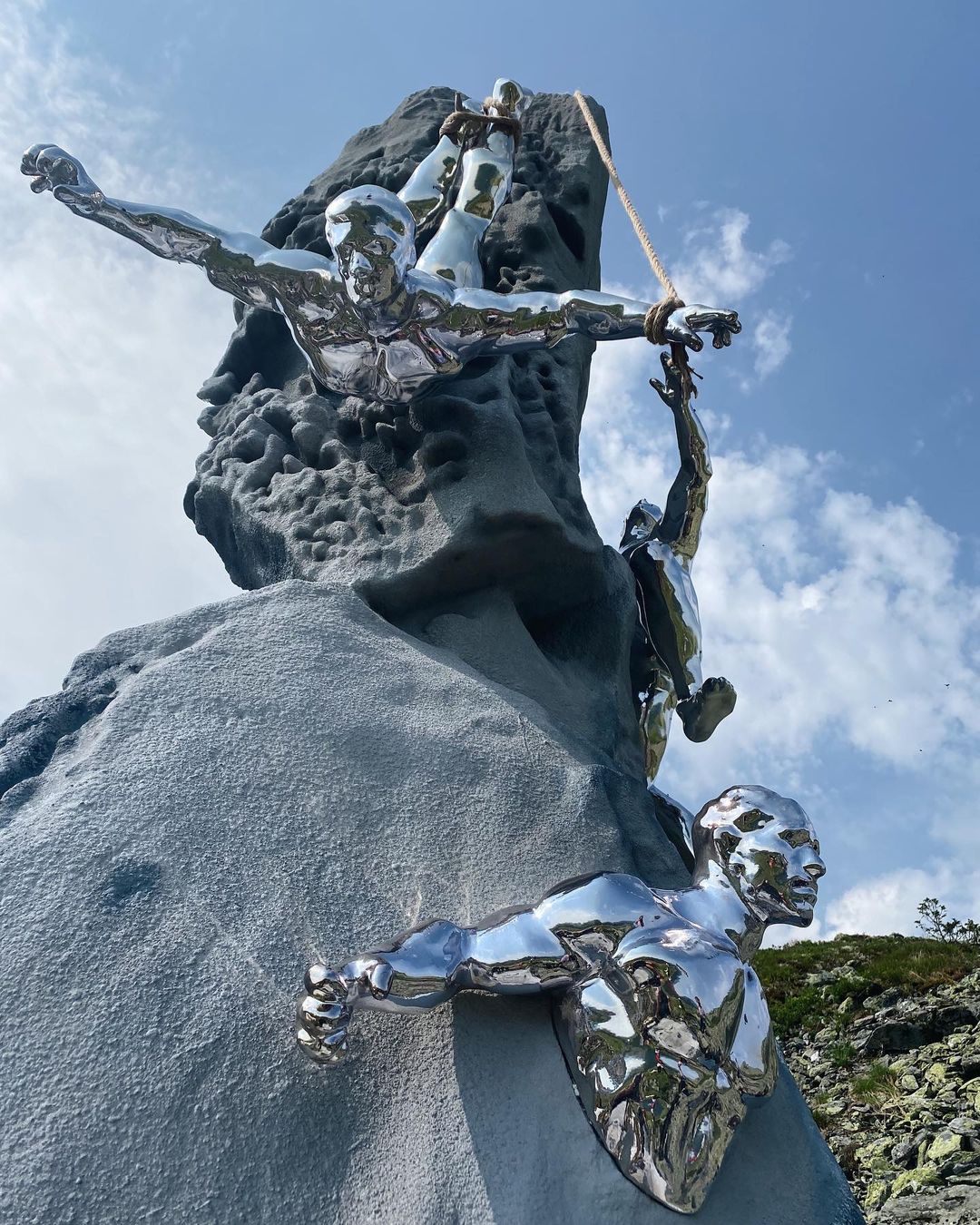 На «Перевале Дятлова» установили памятник погибшим студентам