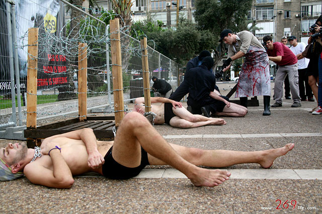 Зоозащитники в знак протеста выжгли у себя на теле клейма. Видео