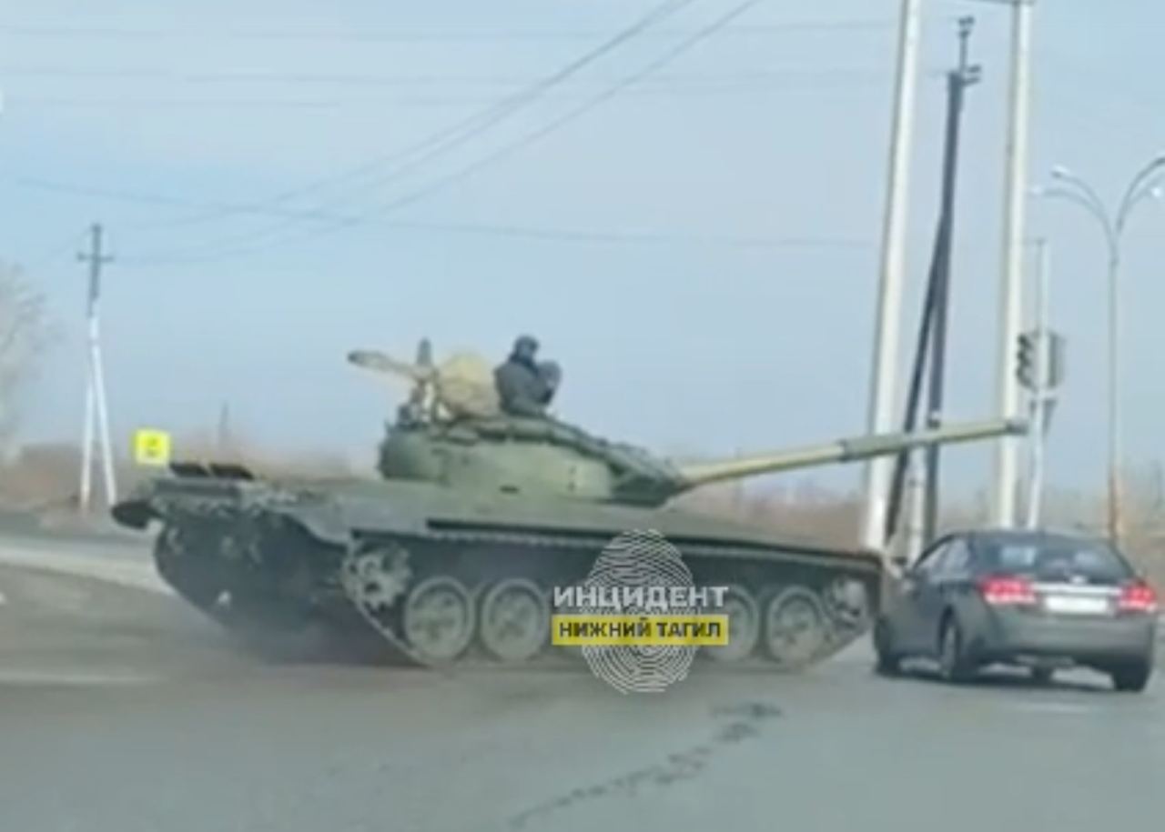 В Нижнем Тагиле столкнулись танк и легковушка   | На Урале автомобилист спровоцировал столкновение с танком 