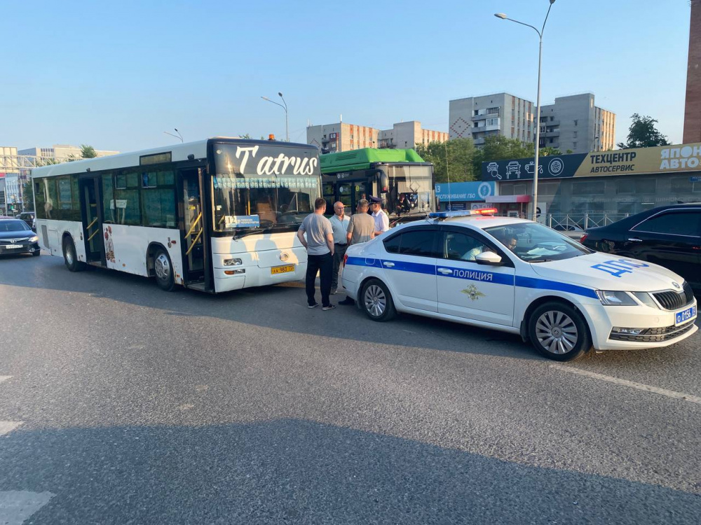 Два человека пострадали при столкновении автобусов в Тюмени  | В Тюмени столкнулись два автобуса, есть пострадавшие 