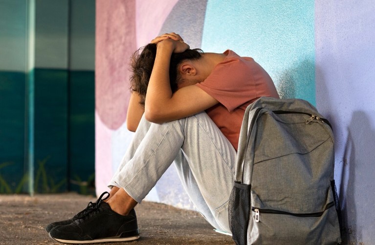 Год ограничения свободы: школьник из Среднеуральска осуждён за избиение сверстника до сотрясения и перелома носа | Школьник из Среднеуральска осуждён за жестокое избиение одноклассника