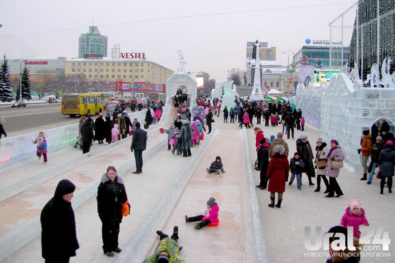 Конец каникул. Как отдыхает народ в ледовом городке на главной площади в Екатеринбурге