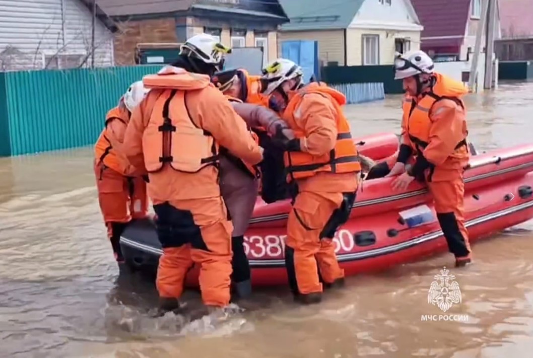 Новые угрозы - уровень воды в реке Урал продолжает расти | В Оренбуржье вода подтопила более 12 тысяч домов 