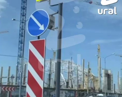 В Челябинске кран упал на строящийся футбольный манеж | В Челябинске кран рухнул на перекрытия строящегося манежа