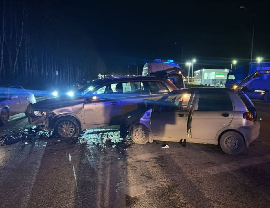 В Екатеринбурге на выезде с АЗС столкнулись Volvo и Matiz: пострадали два человека | Авария на Полевском тракте в Екатеринбурге: двое пострадали после столкновения Volvo и Matiz В Екатеринбурге на выезде с АЗС столкнулись Volvo и Matiz: пострадали два человека | Авария на Полевском тракте в Екатеринбурге: двое пострадали после столкновения Volvo и Matiz