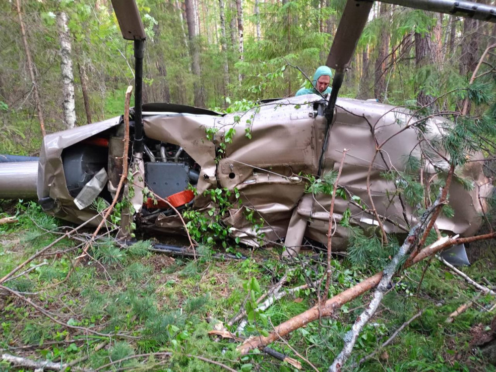 Под Первоуральском разбился вертолёт с мужчиной и женщиной | На Урале частный вертолёт совершил жёсткую посадку