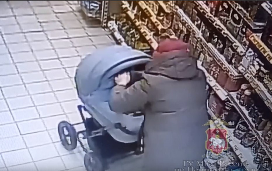В Прикамье женщина обокрала магазин, спрятав товар в детской коляске В Прикамье женщина обокрала магазин, спрятав товар в детской коляске