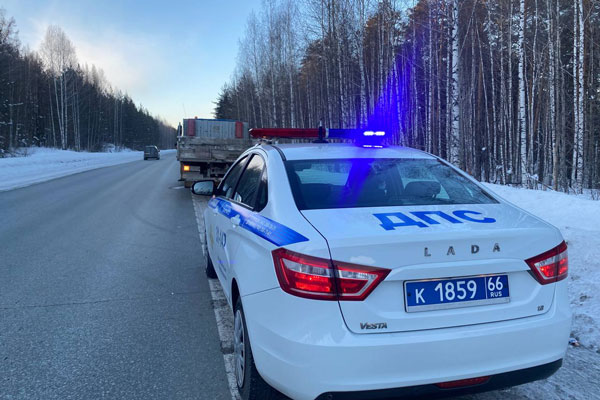 В Свердловской области водитель грузовика сбил двух человек, которые остановились помочь другому водителю В Свердловской области водитель грузовика сбил двух человек, которые остановились помочь другому водителю