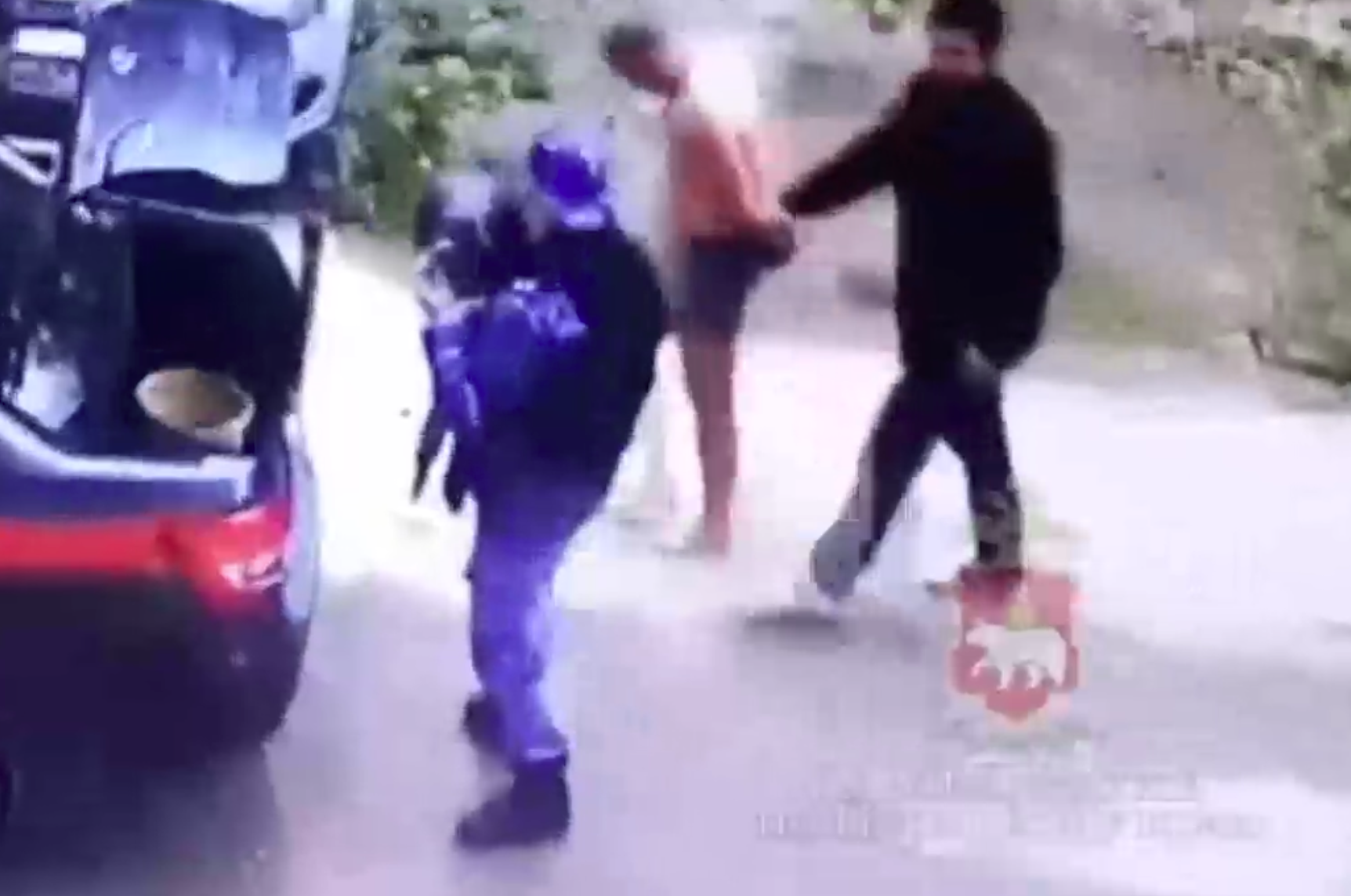 Голый мужчина с ножами напугал продавщиц в магазине в Перми Голый мужчина с ножами напугал продавщиц в магазине в Перми