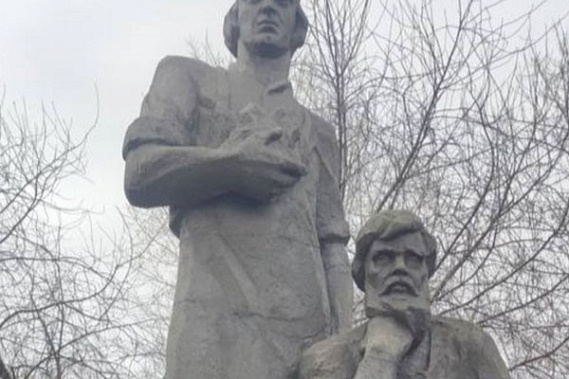 В Реже на трёхлетнюю девочку упала 40-килограммовая плита  | На Урале 40-килограммовая плита памятника повредила руку ребёнку 