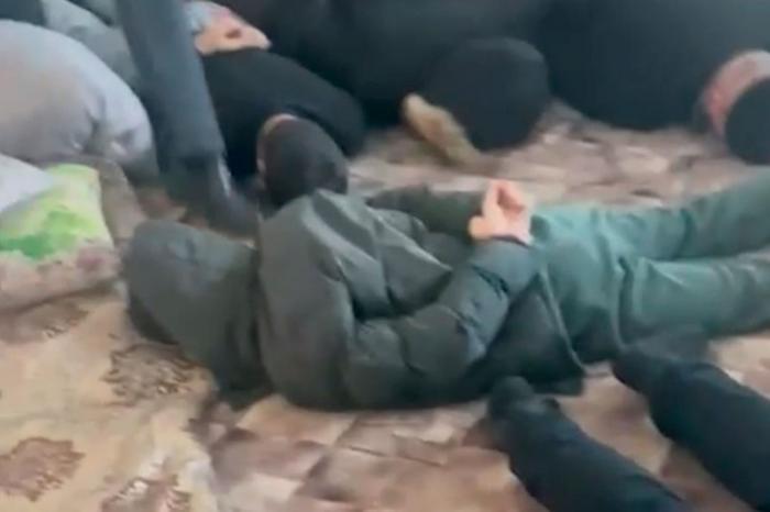 Девять мигрантов похитили челябинца и требовали денег за освобождение | В Челябинске девять приезжих похитили мужчину и требовали выкупа Девять мигрантов похитили челябинца и требовали денег за освобождение | В Челябинске девять приезжих похитили мужчину и требовали выкупа