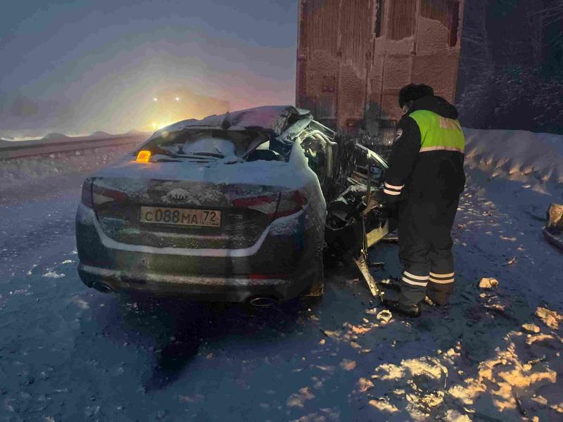 Двое погибших на трассе Тюмень-Екатеринбург: водитель КИА врезался в стоящий грузовик | В смертельном ДТП на трассе «Екатеринбург — Тюмень» погибли два человека