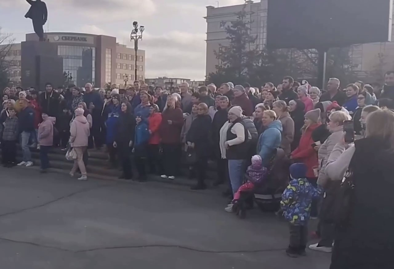 «Путин, помоги!» — в Орске сотни людей собрались возле мэрии. ВИДЕО  | Жители Орска добились встречи с губернатором Оренбуржья Паслером 