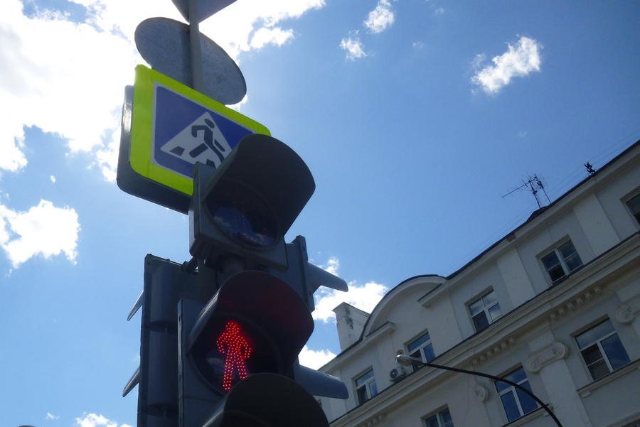 В Магнитогорске молодая женщина попала под колеса иномарки В Магнитогорске молодая женщина попала под колеса иномарки