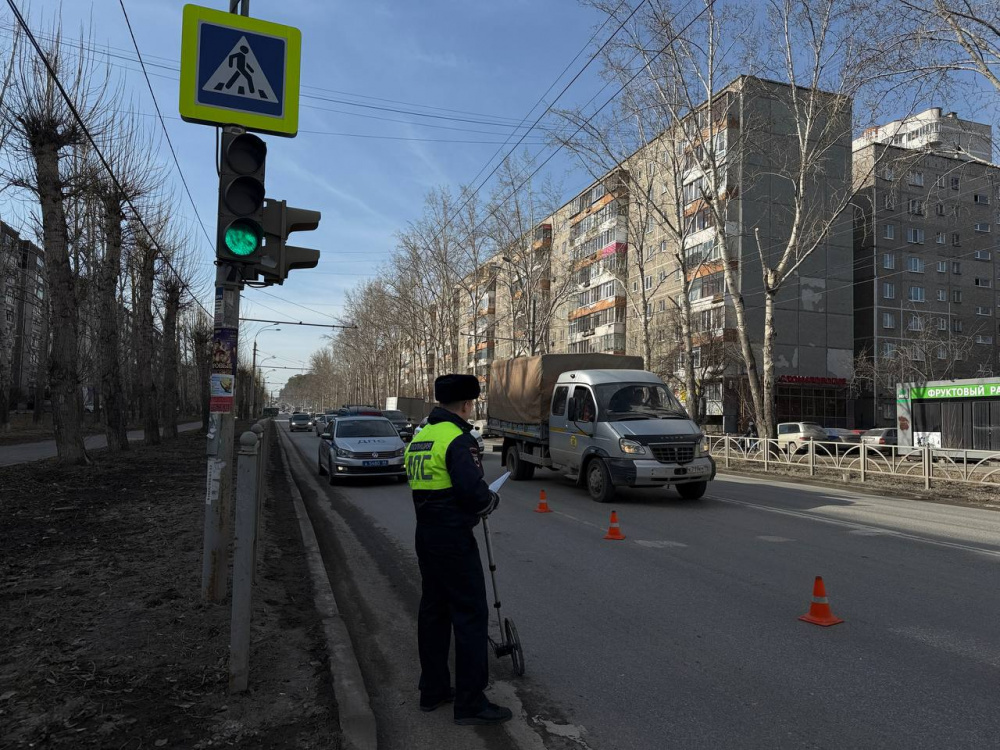 Автомобиль сбил подростка в Екатеринбурге на улице Амундсена | В Екатеринбурге автомобиль сбил 12-летнего мальчика Автомобиль сбил подростка в Екатеринбурге на улице Амундсена | В Екатеринбурге автомобиль сбил 12-летнего мальчика