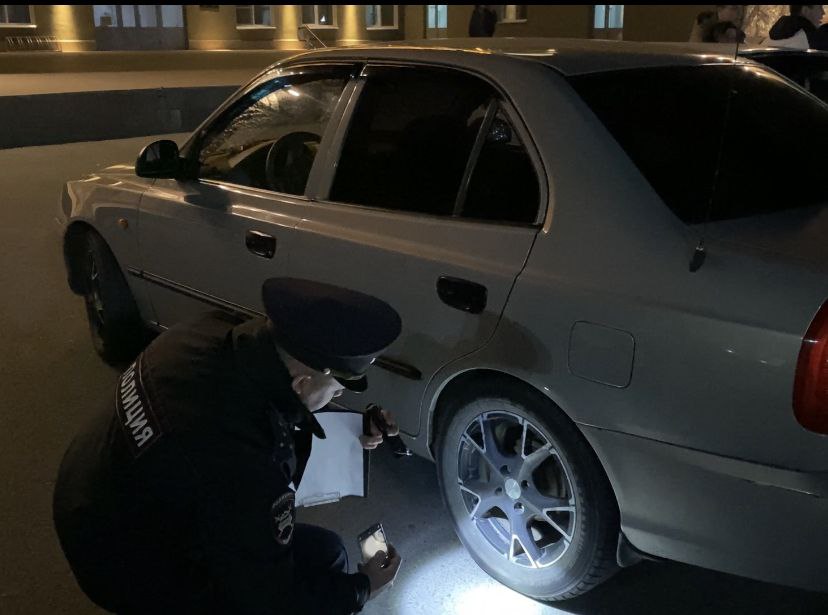 На Урале автоледи прокатила друга на крышке багажника автомобиля На Урале автоледи прокатила друга на крышке багажника автомобиля