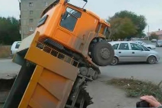 Под Оренбургом самосвал провалился под землю на 6 метров