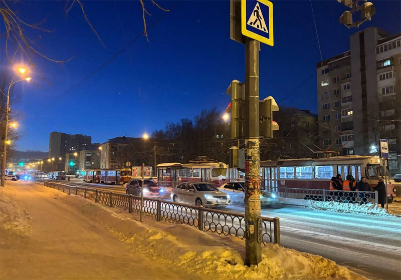В Екатеринбурге пассажир умер в трамвае на Уралмаше | В Екатеринбурге на Уралмаше остановили трамваи из-за смерти пассажира
