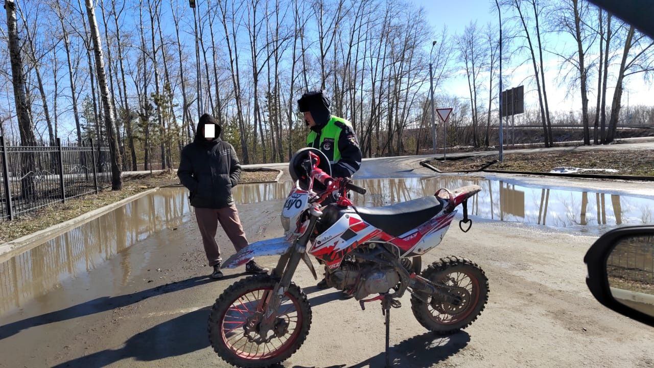 В Сухом Логе подросток поспешил за руль и попал в ГИБДД | На Урале ГИБДД поймала подростка, поспешившего управлять питбайком