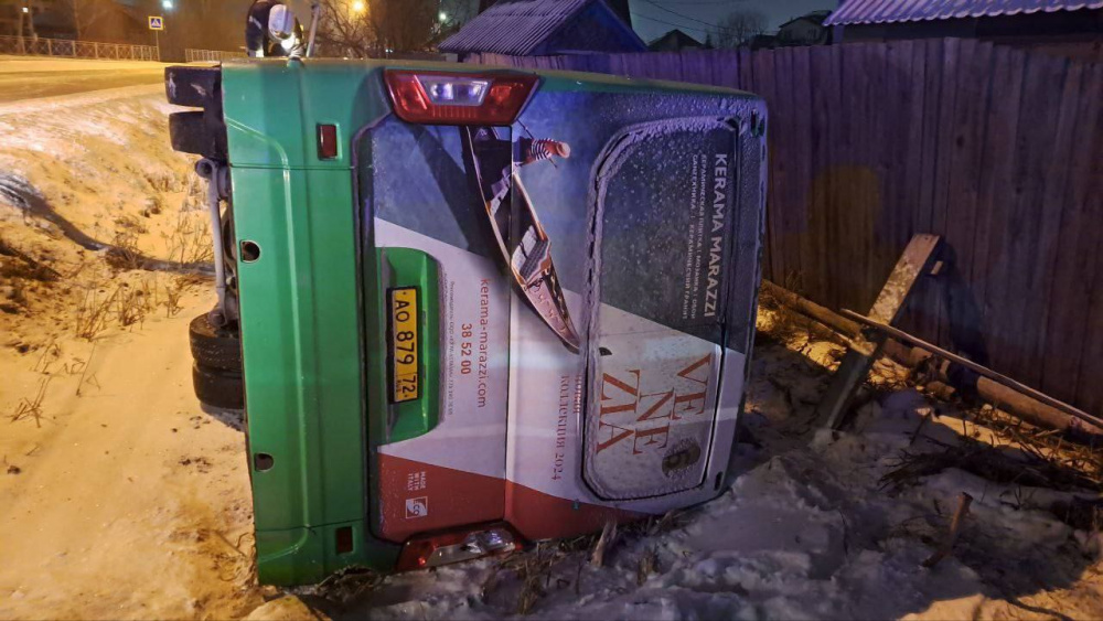 16-летний тюменец оседлал «УАЗ Патриот» и врезался в автобус  | В Тюмени подросток врезался в автобус за рулём «УАЗ Патриот»