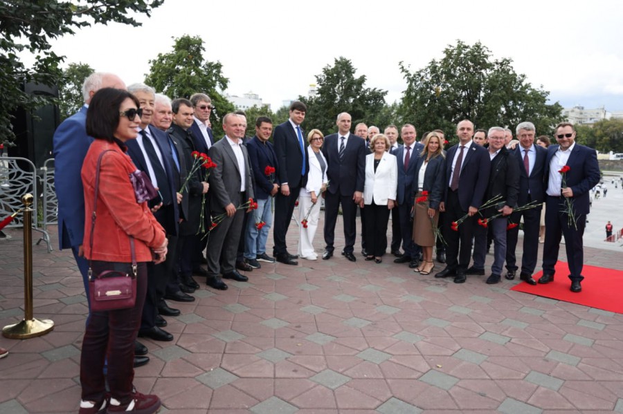 Первые лица Урала возложили цветы к памятнику основателям Екатеринбурга 