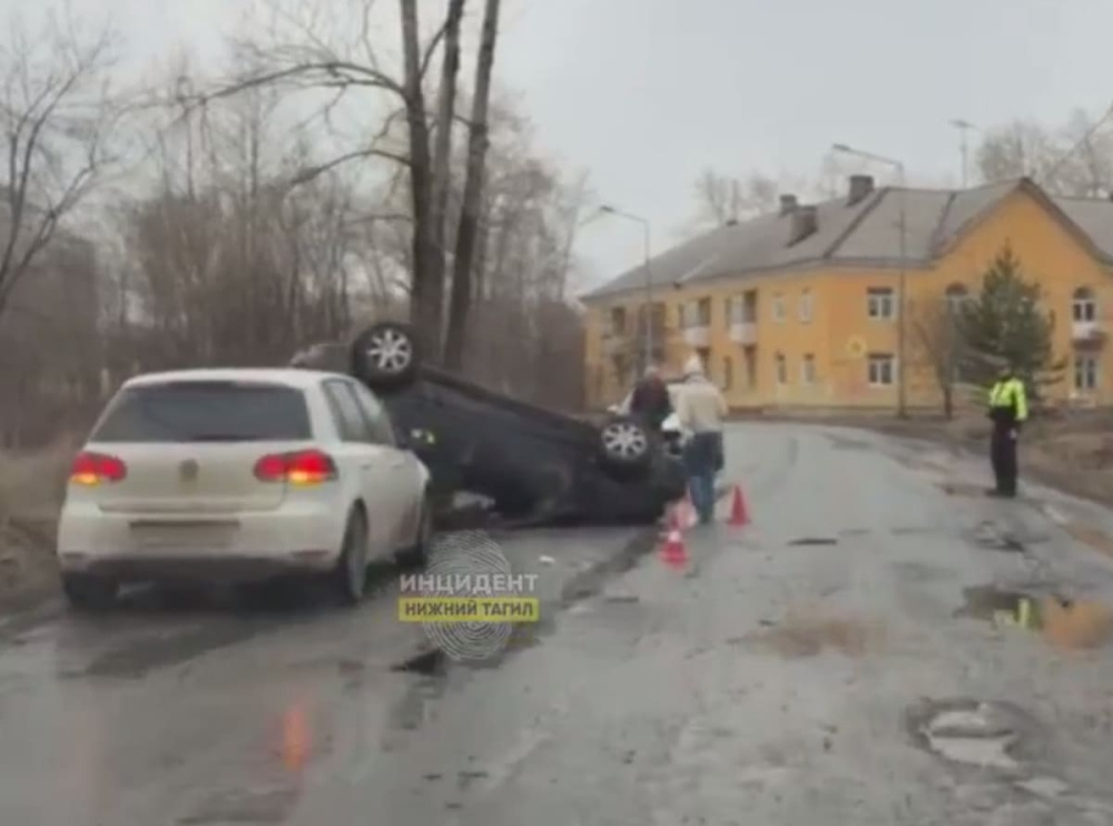 Пьяный 67-летний водитель в Нижнем Тагиле перевернулся на машине у инфекционной больницы  | В Нижнем Тагиле пьяный пенсионер перевернулся на машине у инфекционной больницы