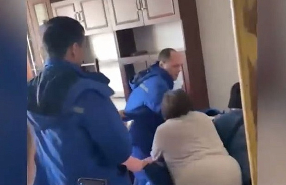 Инцидент в Челябинске: Драка между врачами скорой помощи и родственниками пациента