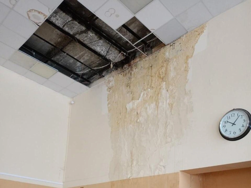 Вода льется, а денег нет: в Свердловской области решают судьбу разваливающихся автовокзалов | Крыша автовокзала в Асбесте останется без ремонта из-за нехватки средств Вода льется, а денег нет: в Свердловской области решают судьбу разваливающихся автовокзалов | Крыша автовокзала в Асбесте останется без ремонта из-за нехватки средств