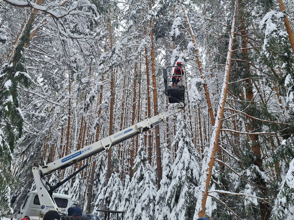 Свердловские коммунальщики пока не устранили до конца последствия ледяного дождя  | В Свердловской области пока не преодолели последствия ледяного дождя 
