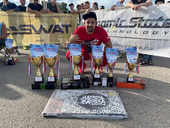 Мощные звуки и яркие победы: Андрей Казаков сияет на чемпионате России по автозвуку и тюнингу