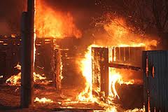 В Березовском районе ХМАО полыхает двухэтажных дом