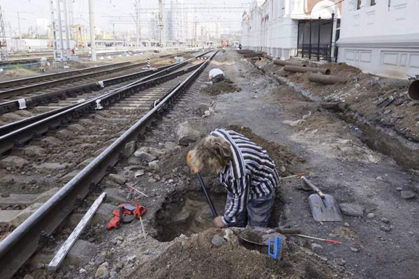 Фрагменты исторической платформы обнаружили в Екатеринбурге при подготовке к запуску ретро-поезда «Уральский экспресс» Фрагменты исторической платформы обнаружили в Екатеринбурге при подготовке к запуску ретро-поезда «Уральский экспресс»